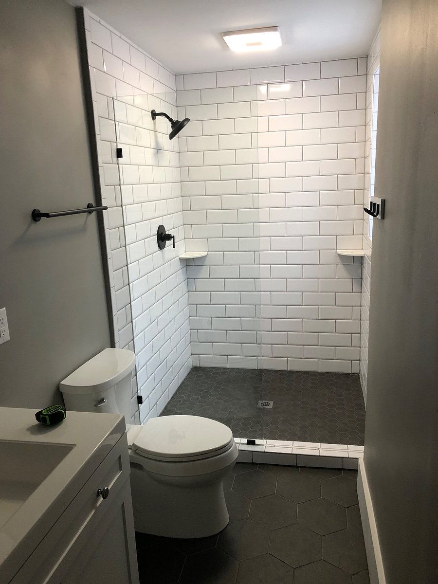 Roomy shower with plenty of hot water
