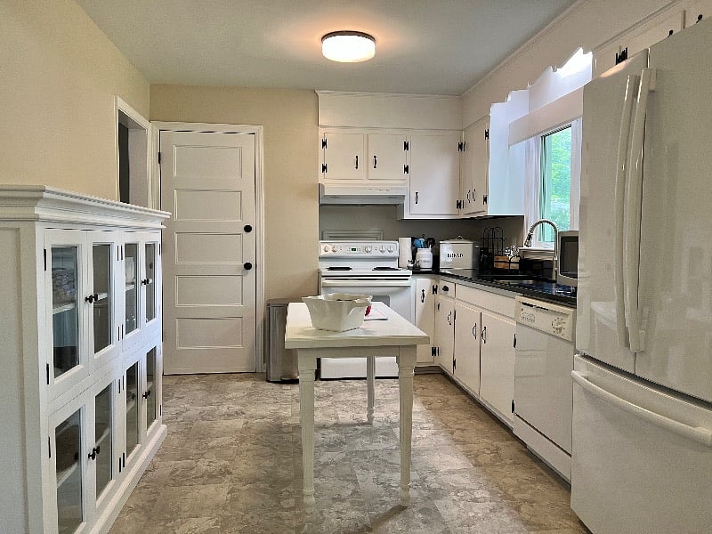Equipped kitchen (new dishwasher since photo)