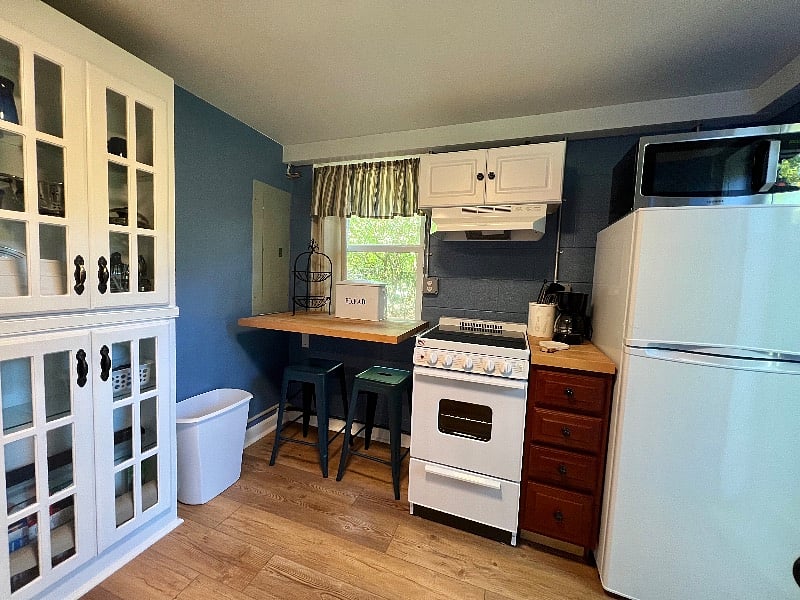 Kitchen with pots/pans, cutlery, dishes, bakeware, utensils and linens