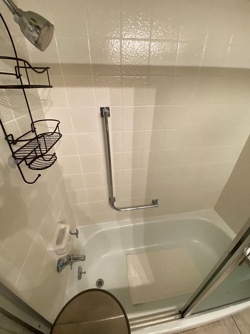 shower head just above the rack thingy on the left... this platform is clipping the images! 
