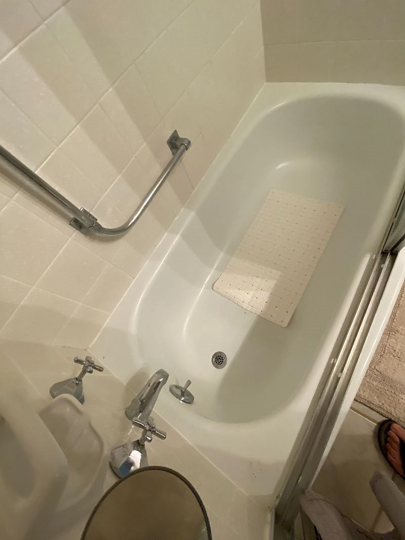 This house has a ton of hot water! And it flows fast. Wonderful for a good soak!! 