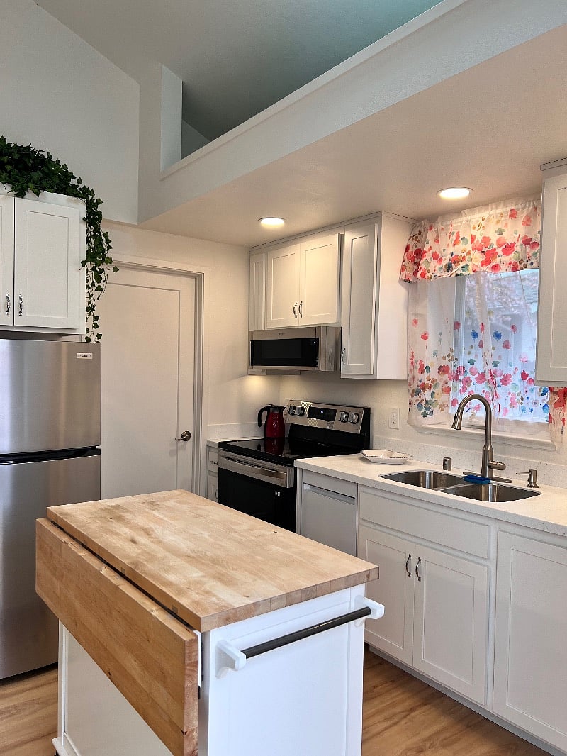 Full sized kitchen.