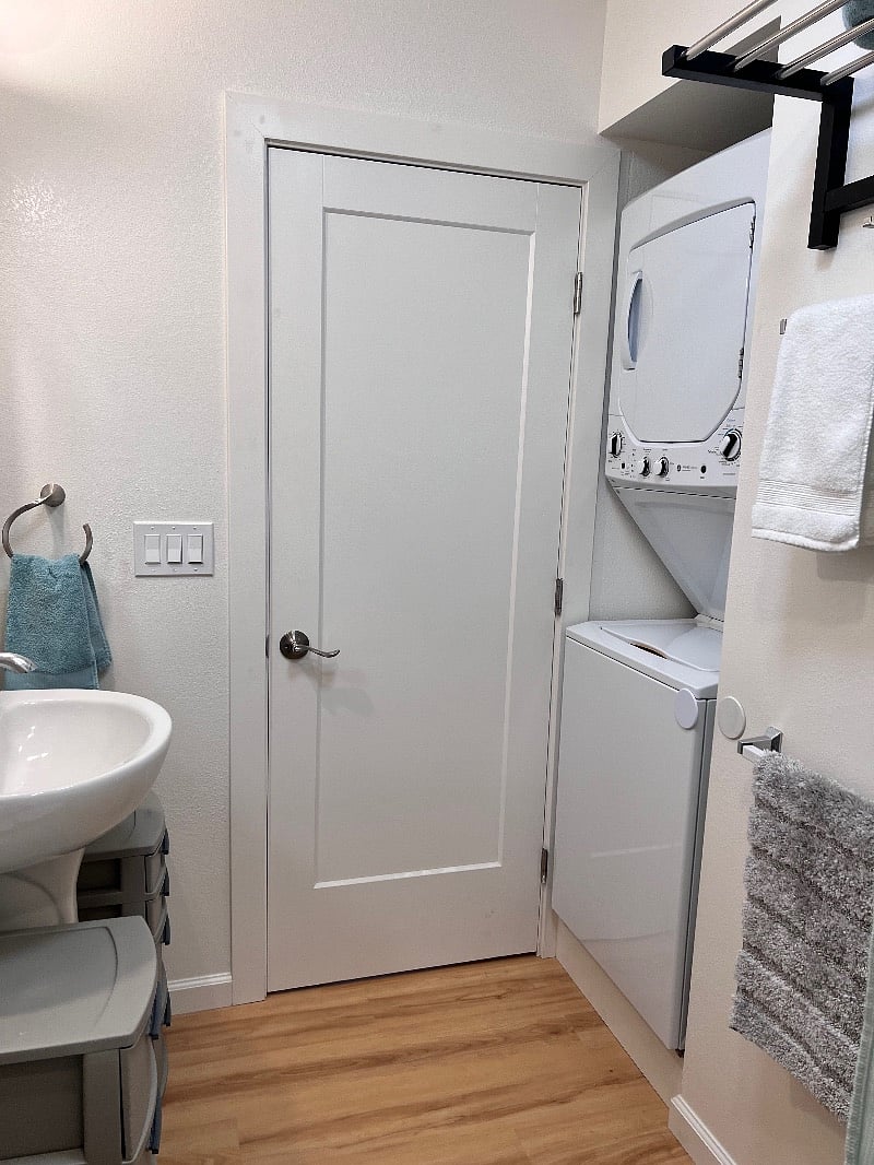 Washer/dryer on right.