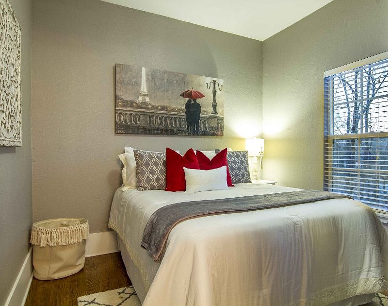 bedroom with queen bed