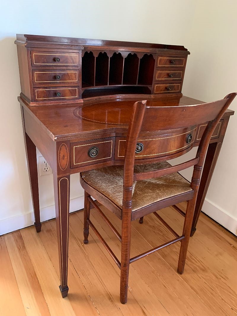 Writing desk in the room with the single daybed.
