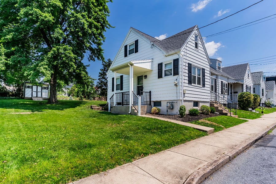 Exterior - large yard, shade tree, chairs