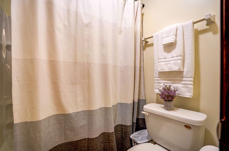 Tidy and clean bathroom