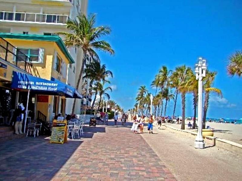 - Walk Forever on the Beach. All along cafes, pizzerias, bars, stores and bike rentals, also free outdoor concerts and activities for all ages by the beach all a few blocks away.
