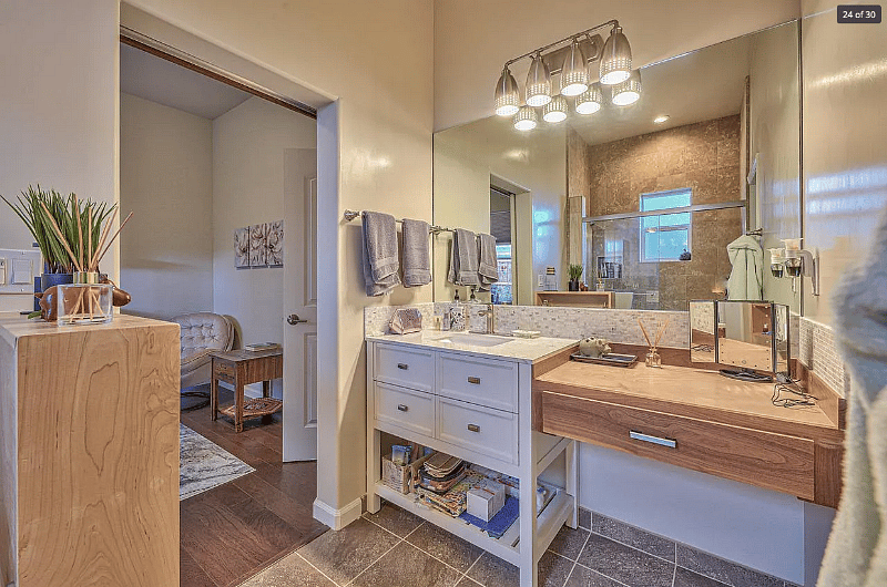 Bedroom 3's private bathroom.
