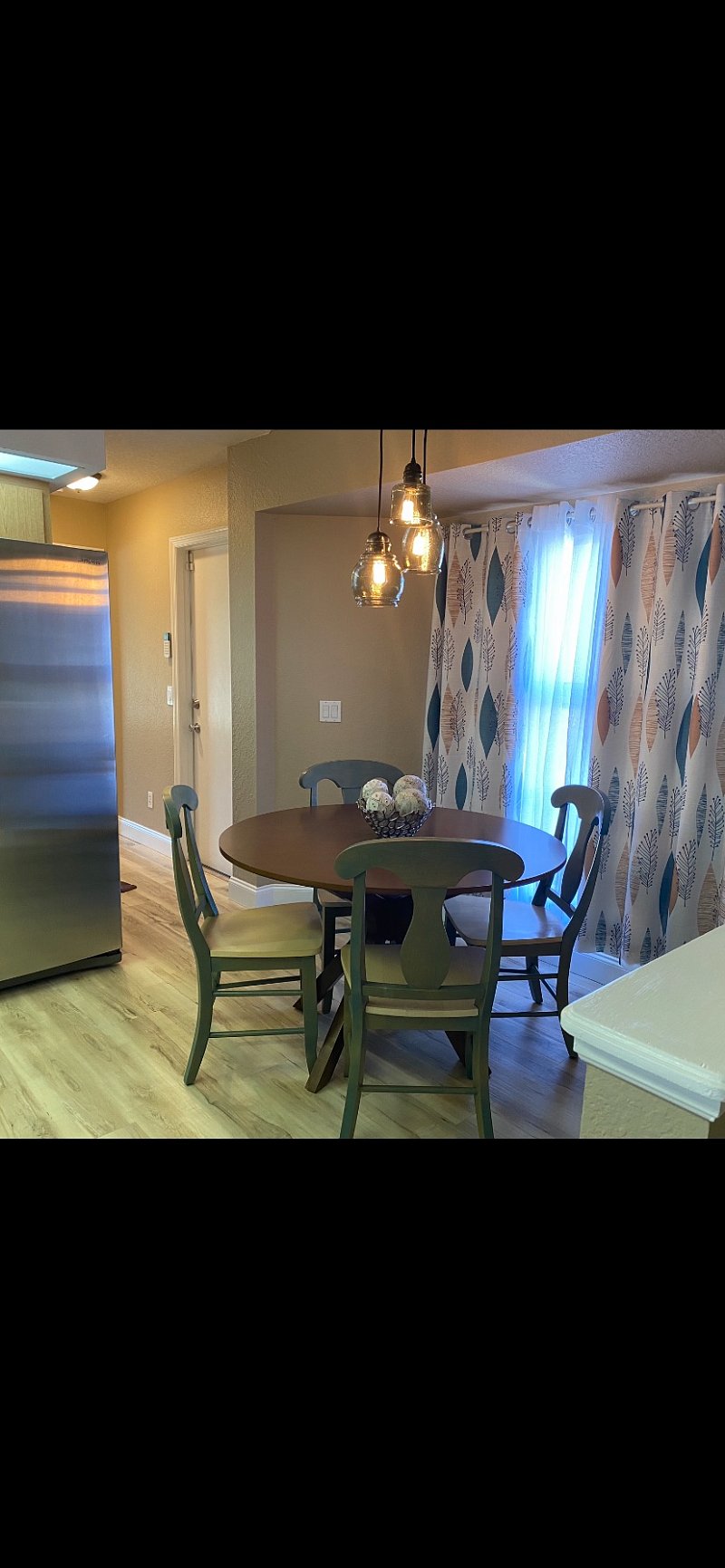 Kitchen table/breakfast nook