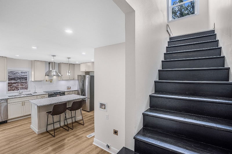 Kitchen seating and 2 floor access