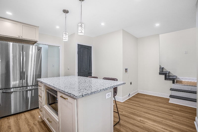 Kitchen seating and 2 floor access