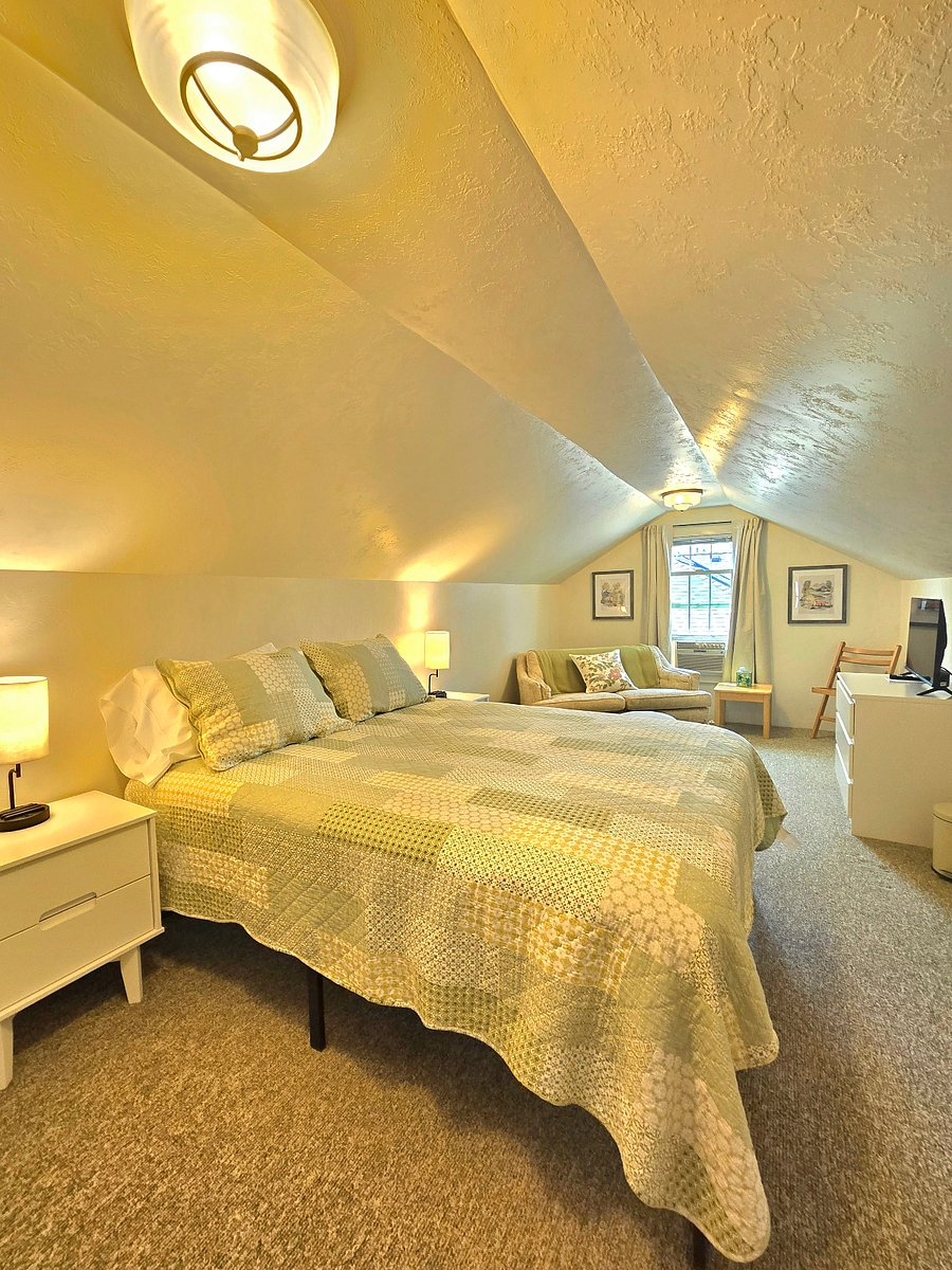 Upstairs bedroom, queen bed, sitting area, smart TV.