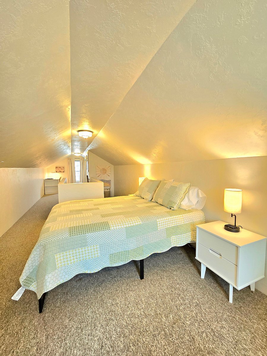 Upstairs bedroom.