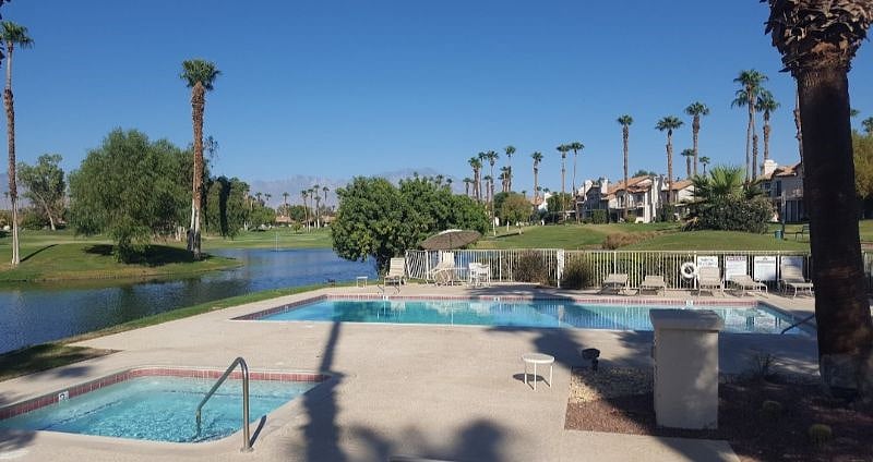 Near By Pool / Hot Tube (3 minute walk)