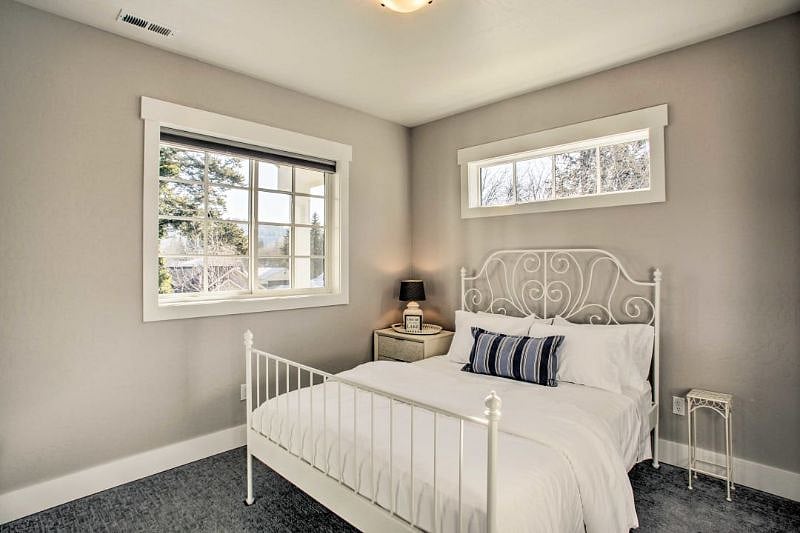 Queen Bedroom Upstairs
