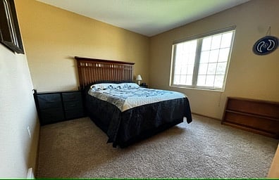 Queen Size bed in 2 bedroom top floor
