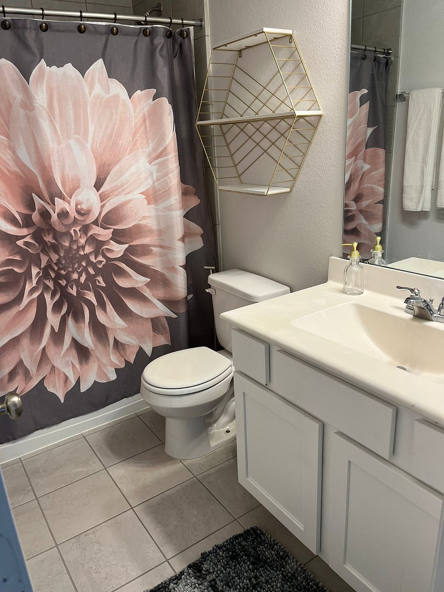 Private bathroom of the pink room