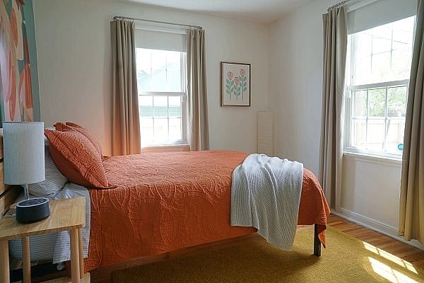 Secondary Bedroom with a Queen bed