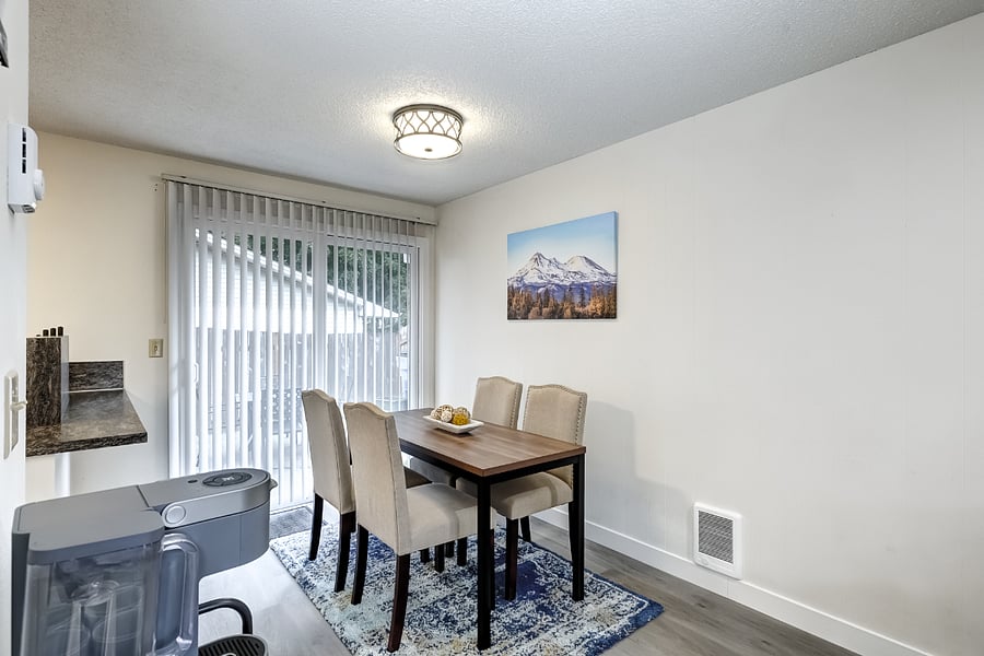 Dining area with slider 
