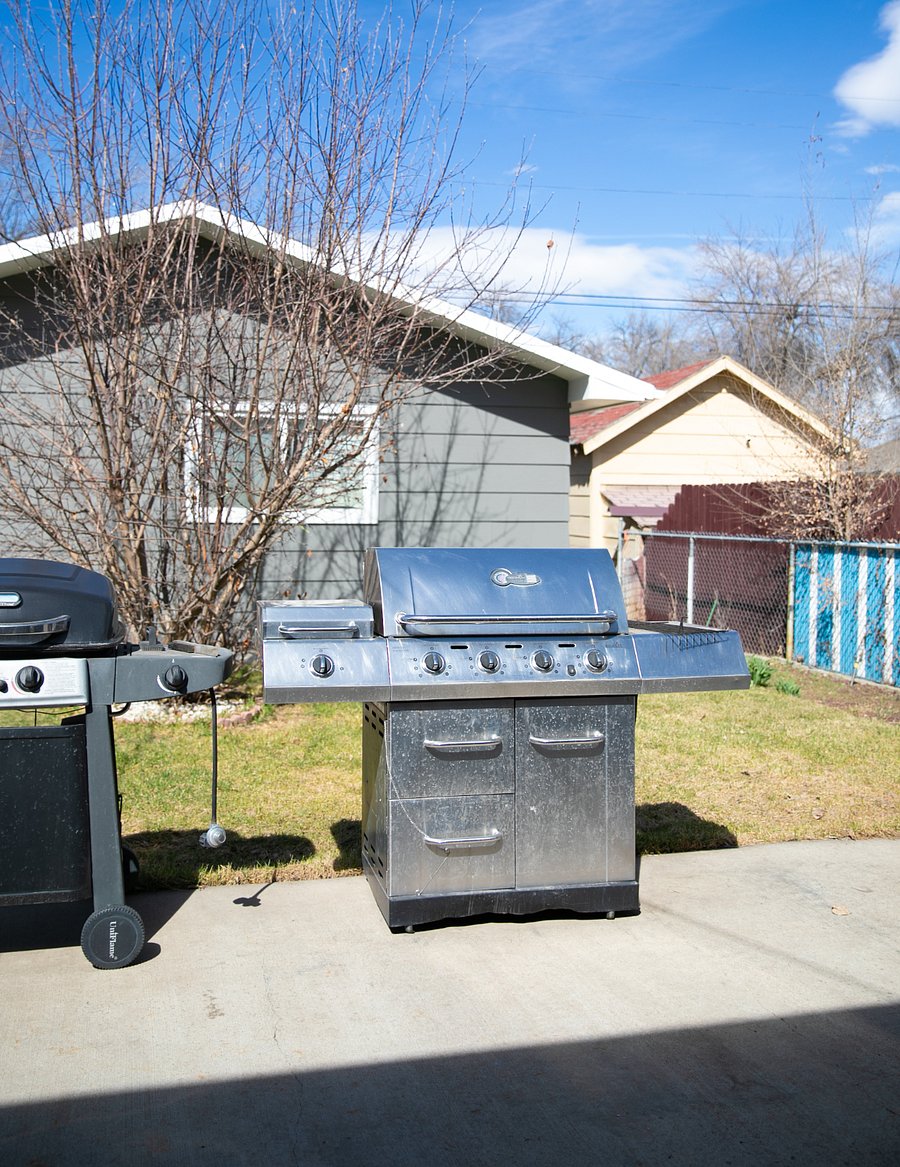 Backyard with the option to grill