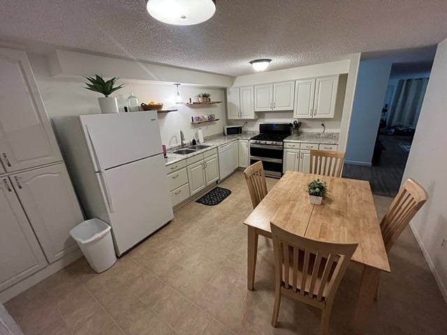 Fully sticked kitchen with dining table