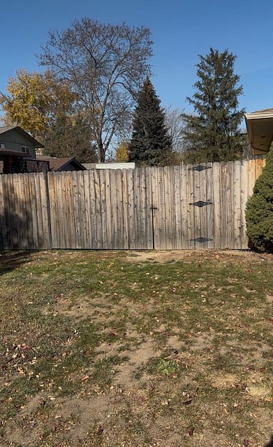 Side yard and gate that lead to the fecned backyard