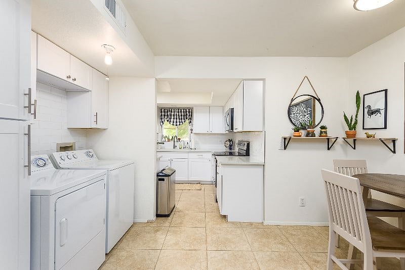 Washer Dryer and Breakfast Nook