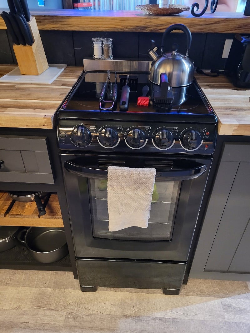 4-Burner Cook Top with Oven.