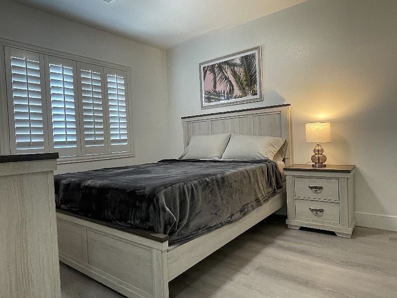 Standard 10'x10' Bedroom w/ Queen. New memory foam mattress is amazing
