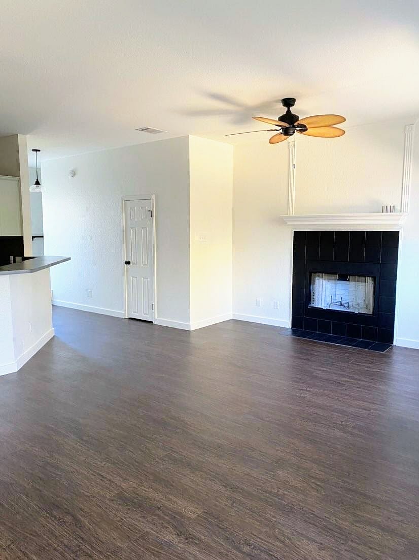Unfurnished Living Area