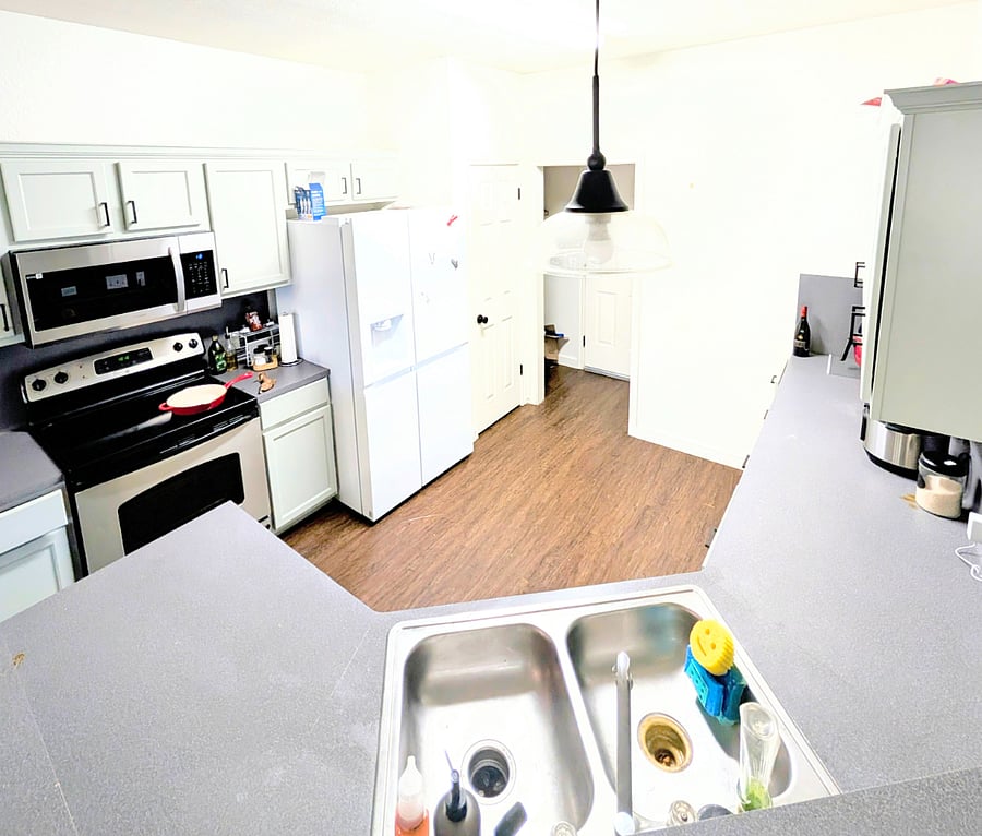 Kitchen and laundry room with washer and dryer (Shared)
