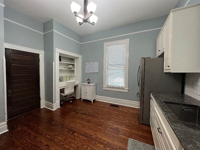 Kitchen has built in desk area 