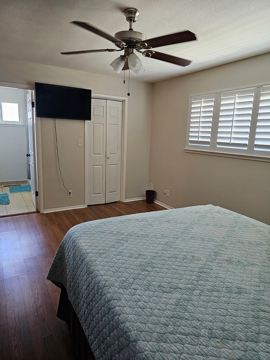 Master bedroom for 950/month