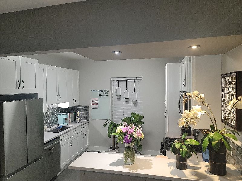 Fully equipped kitchen.