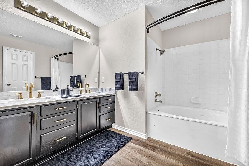 Jacuzzi bathtub with jets and shower combination in the master bathroom. Premiums towels provided for guests.