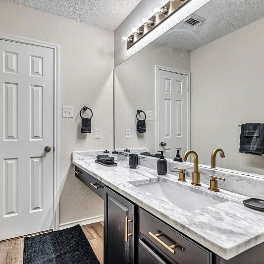 Towels and toiletries provided for guests.