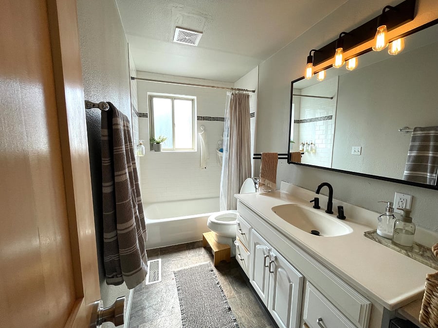 Main bathroom off hall