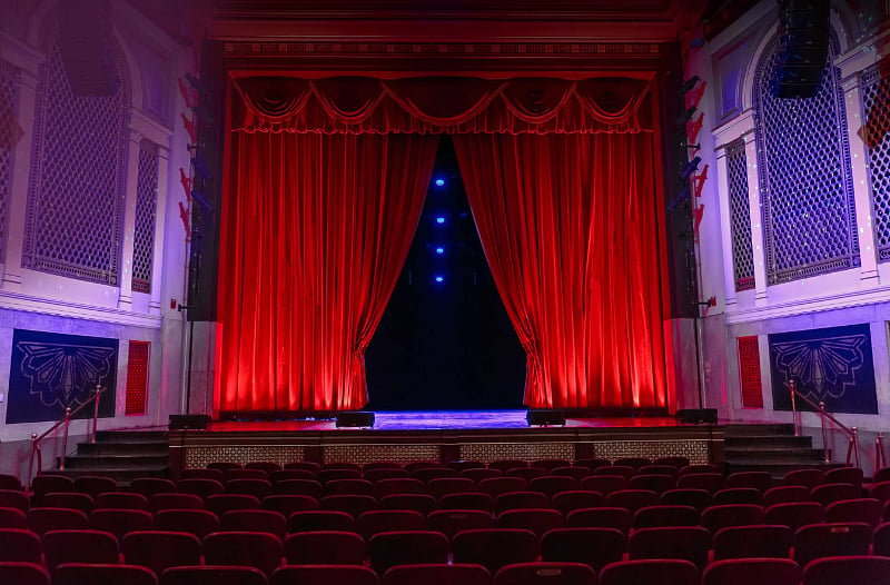 Beautiful Weinberg Center for the Arts just mins away! has the best live performances with showings of music, theater, films, studio screenings, conventions, weddings, business meetings, & television!