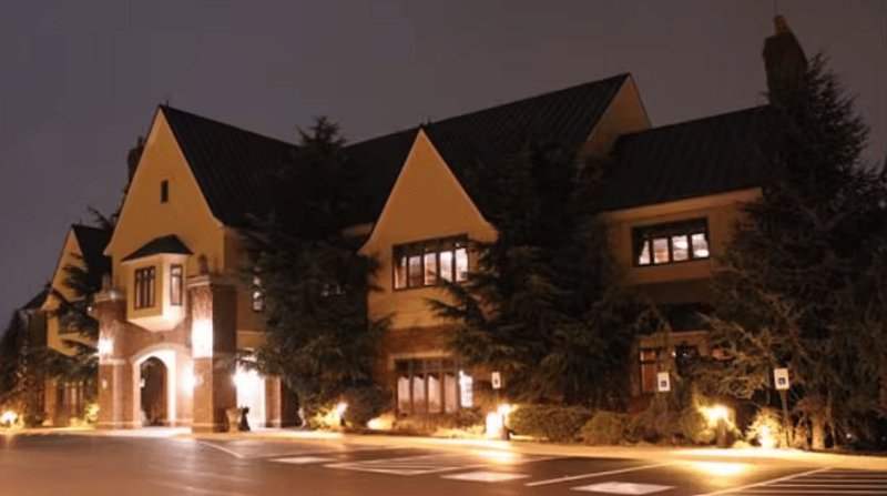Dutchs Daughter is just 10mins away open 7- days a week. Serving lunch, dinner, and Sunday Brunch. Casual to formal dining. Private rooms with audio-visual and Internet capabilities. Lounge area. Fresh-cut beef, seafood, poultry and so much more.