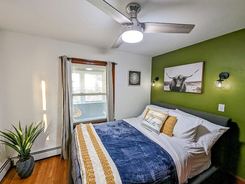 Nice size bedroom with hardwood floor, Brand new comfortable Queen mattress. Black out curtains for a good night's sleep.