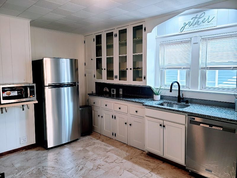 All Brand new Stainless Steel Appliances.
Large kitchen with beautiful cabinets that reach ceiling.