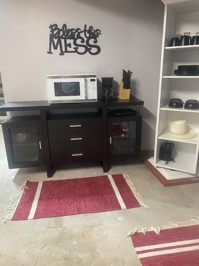 Kitchenette area/microwave