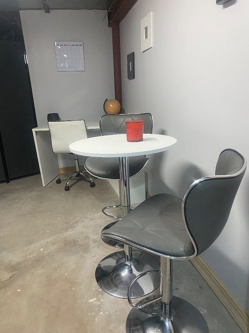 Desk/eating area