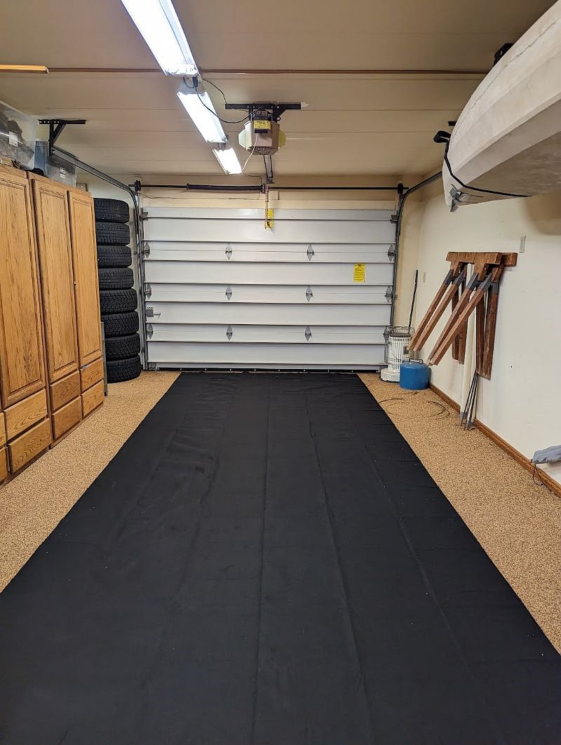 Garage space with indoor access to apartment unit