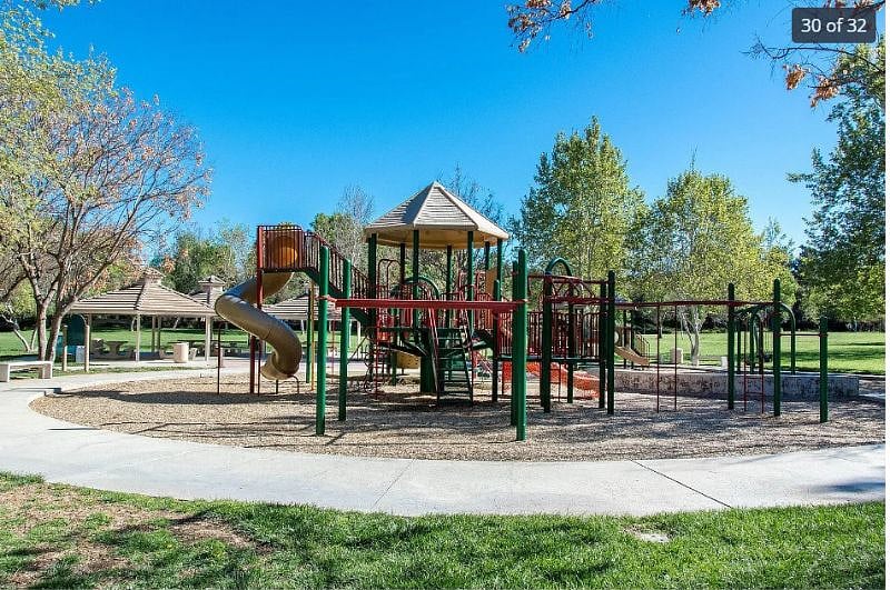 Nearby park within walking distance so you can enjoy some exercise and a place for the kids to play if you have children. Santa Clarita is home to many beautiful public parks as well as a network of pedestrian trails called the paseos