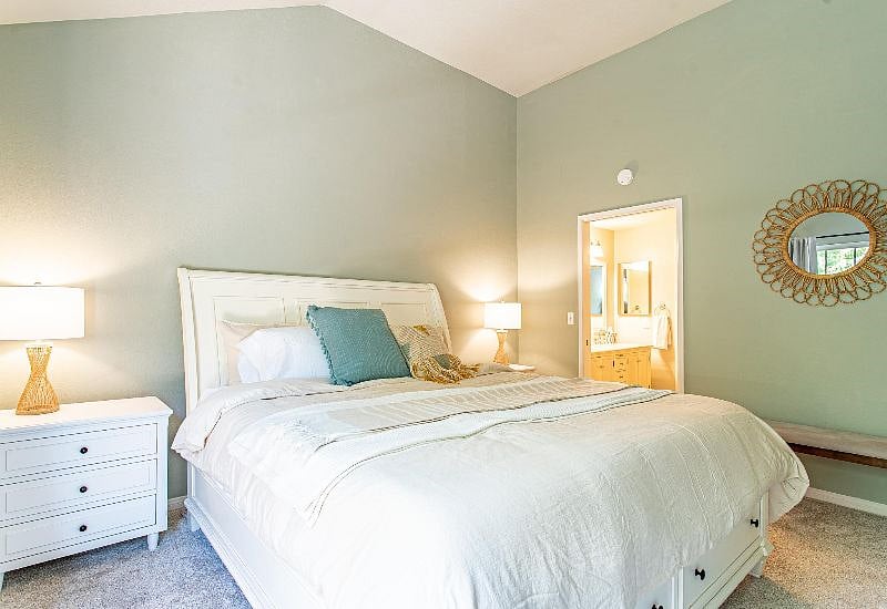 This casual and laid-back cottage style bedroom set combined with the room's light and airy design makes this the ideal bedroom retreat