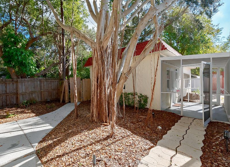 UNIT B - Private, Detached Bunglaow - EXTERIOR