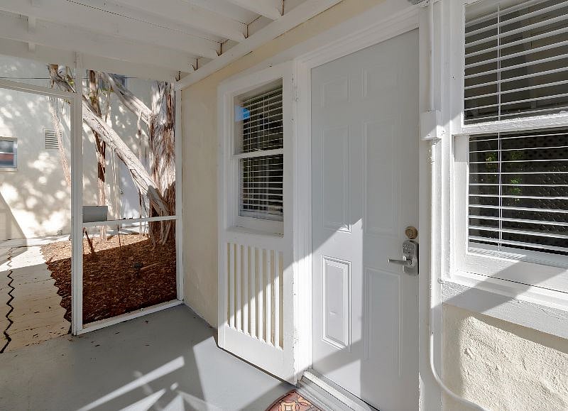 UNIT B - Private Front Lanai - EXCLUSIVE AMENITY 