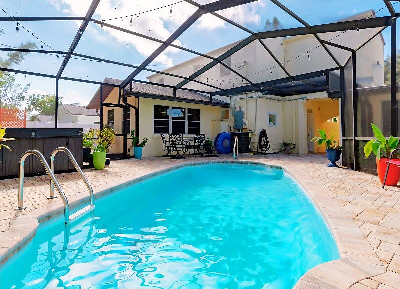 Screen-Enclosed Pool, Hot Tub, Pavered Terrace w/ Outdoor Dining Area - SHARED AMENITY 